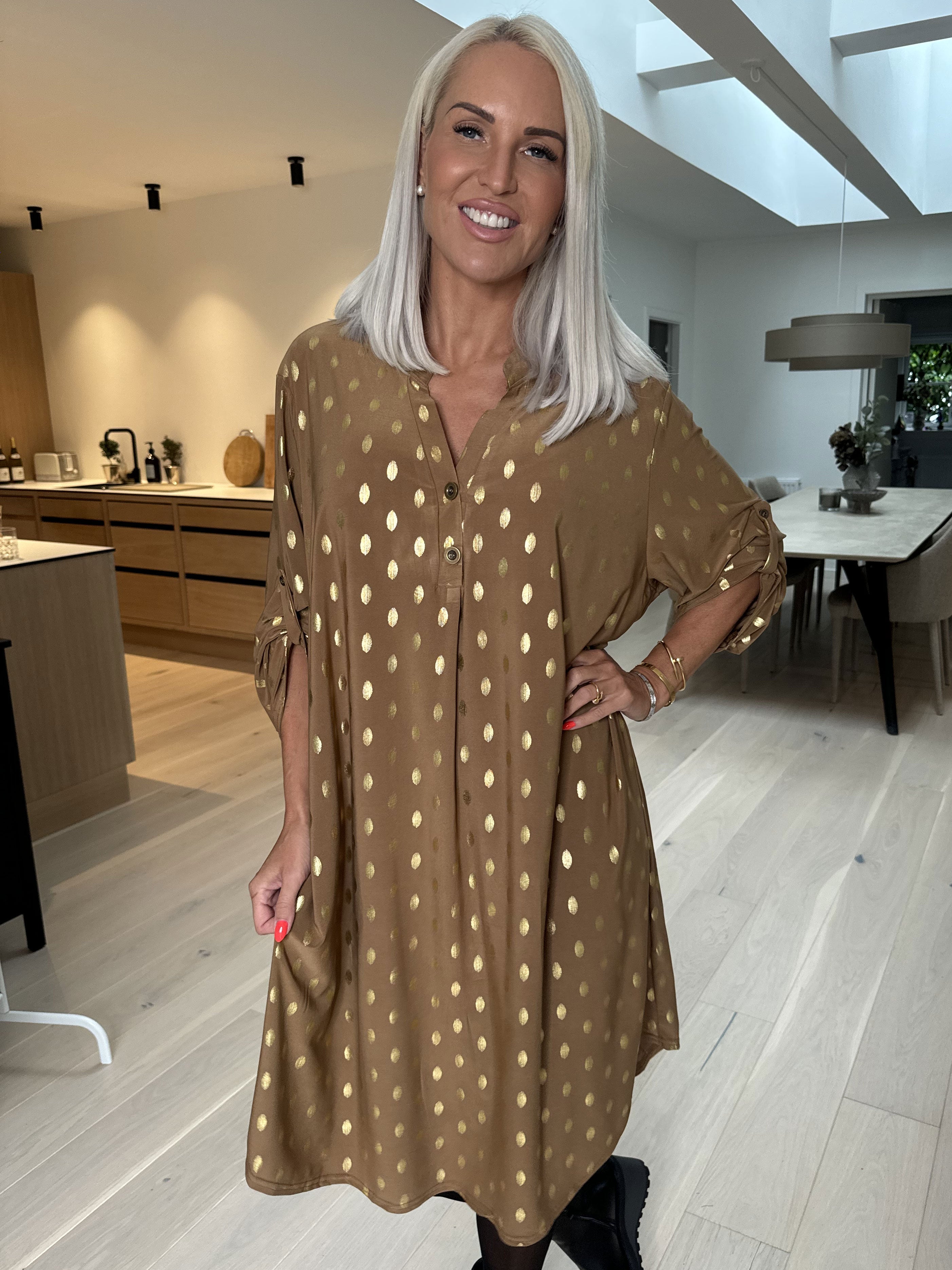 Ebba Gold Long - Elastisk kjole med guld prikker